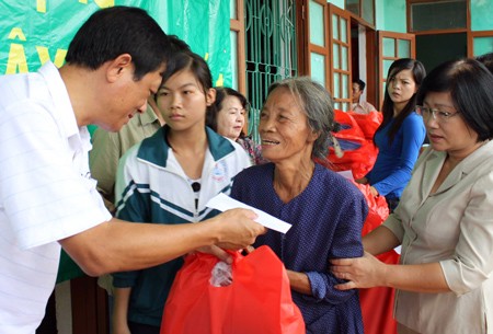 A representative of the Construction Corporation No.1 offers aid relief packs to flood victims in central provinces. (Photo:SGGP) A representative of the Construction Corporation No.1 offers aid relief packs to flood victims in central provinces. (Photo:SGGP)